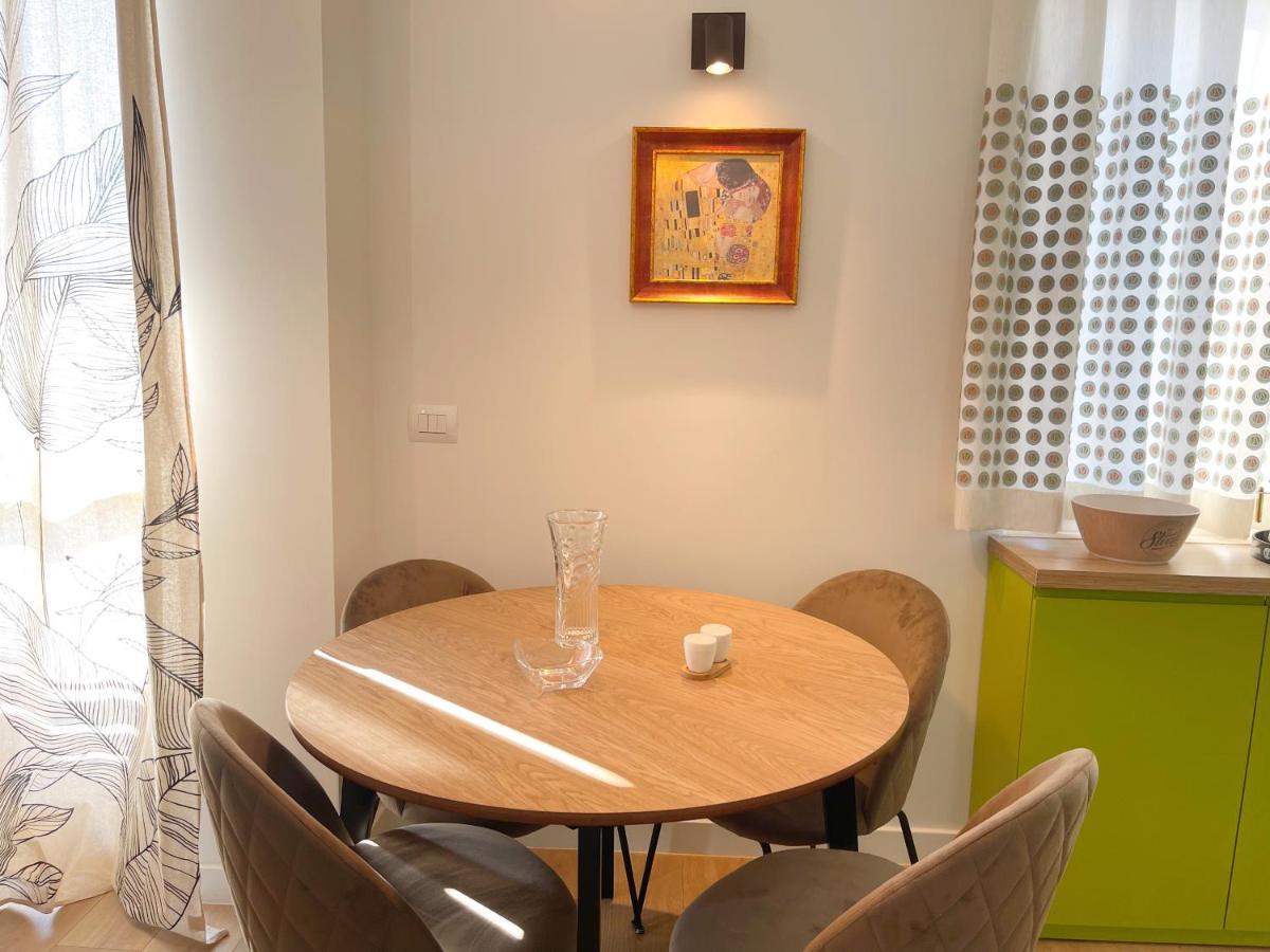 Metro Apartment *