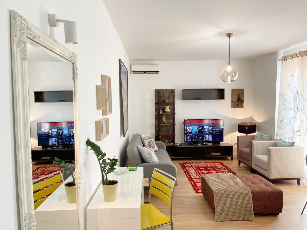 Metro Apartment *